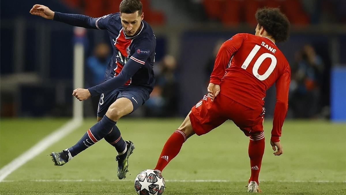 Julian Draxler sortea a Leroy Sane durante el PSG-Bayern de Champions