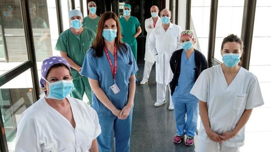 Trabajadores de la UCI del Complejo Hospitalario Universitario Insular Materno-Infantil de Gran Canaria, Caty (auxiliar de enfermería), Javier (enfermero), Nestor (enfermero), Dara (supervisora de enfermería), Iván (enfermero), Juan Carlos (jefe de servicio UCI), Domingo (médico UCI), Ayeiza (enfermera) y Laura (enfermera).