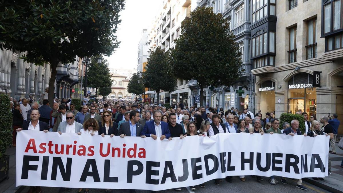 Una imagen de la manifestación para pedir el fin del Huerna, celebrada en Oviedo. | IRMA COLLÍN