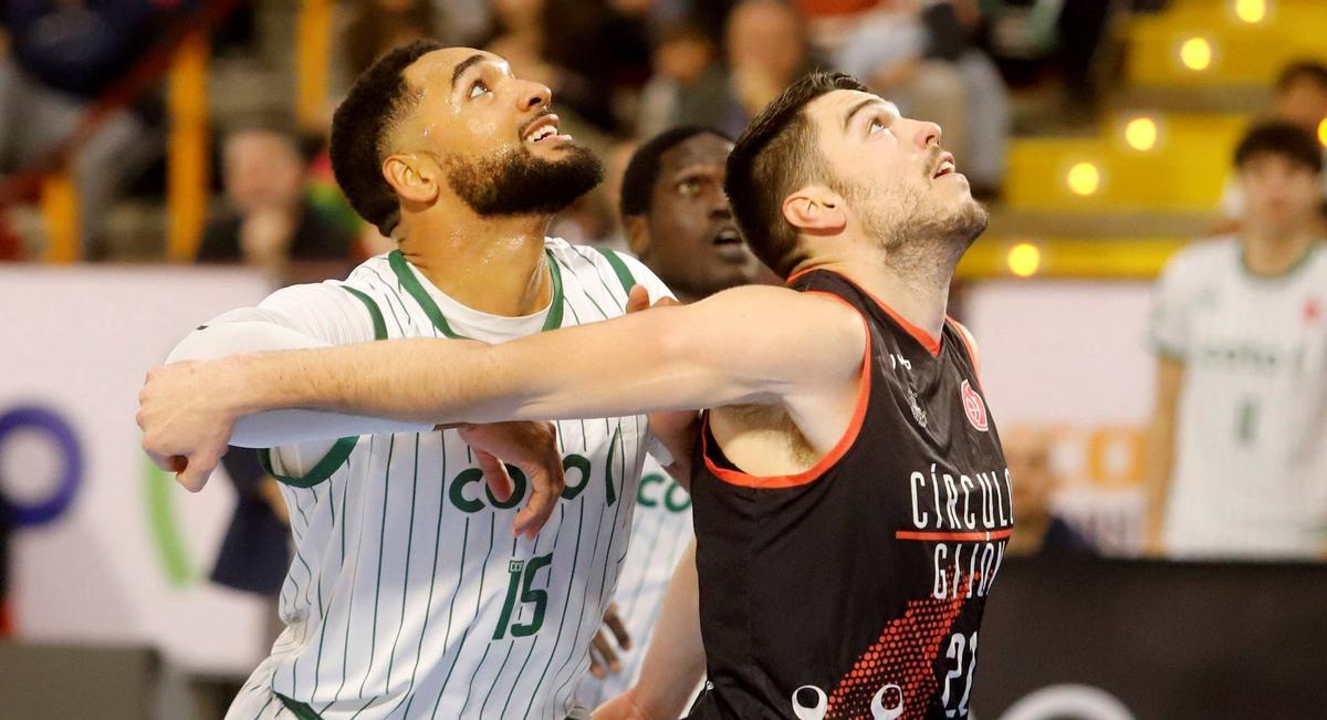 Kevin Schutte, a la izquierda, pugna con un rival.