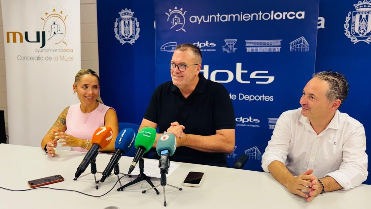 Rueda de prensa en el Artés Carrasco