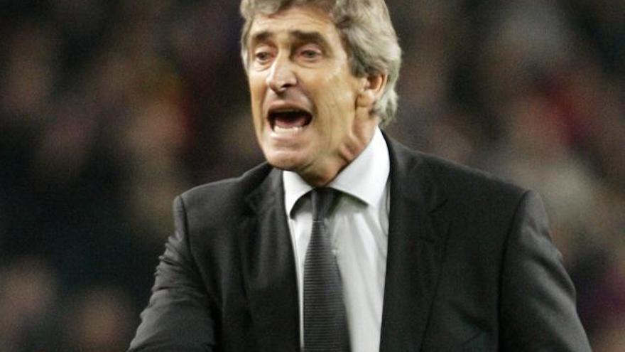 Manuel Pellegrini da instrucciones en una de las fases del partido de ayer.