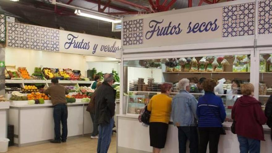 Una imagen del Mercado Central, ayer, en la que los vendedores trabajaron con normalidad.