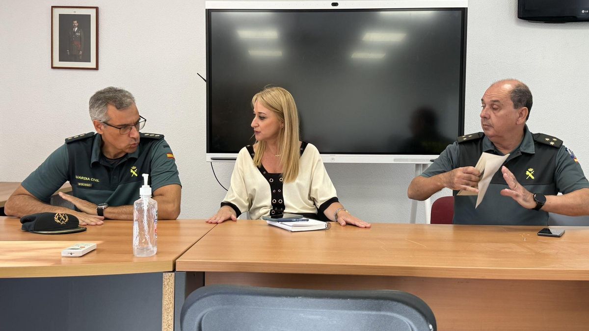 La delegada del Gobierno en la Región de Murcia, Mariola Guevara, junto a dos agentes de la Guardia Civil, en una imagen de archivo.