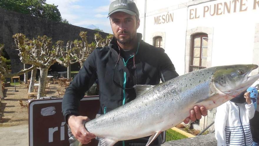 José Luis Vega, con el salmón de 9,08 kilos, el mayor hasta ahora.