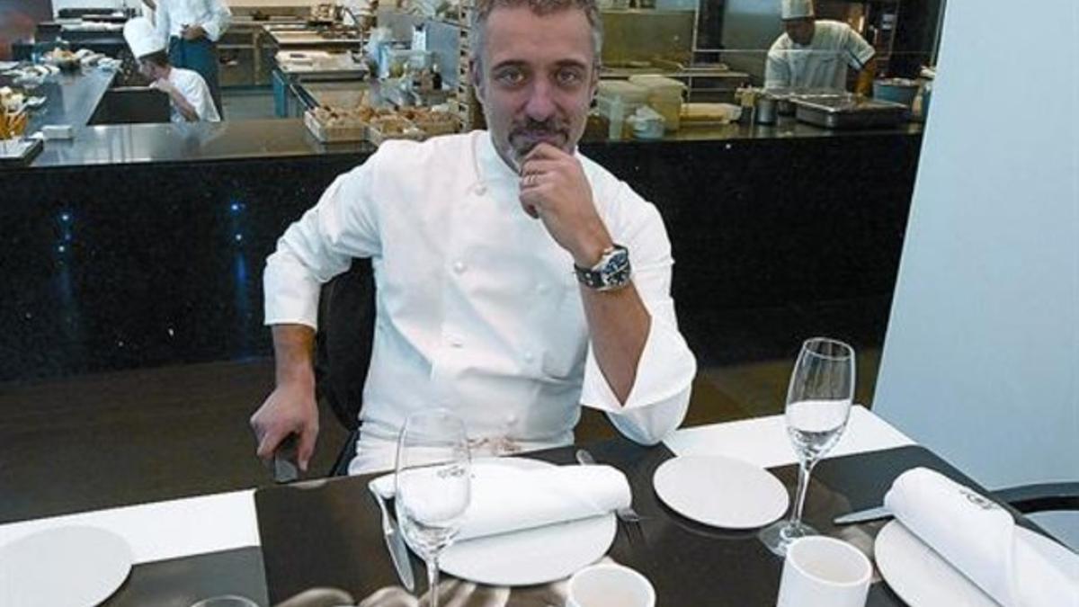 Sergi Arola posa en su restaurante en el 2007 para presentar una mesa.