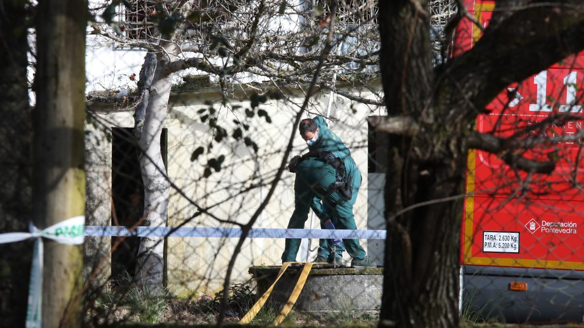 Técnicos de la Guardia Civil inspeccionan el pozo donde fue encontrado el cadáver de un hombre. 22 febrero 2021. Anxo Gutiérrez