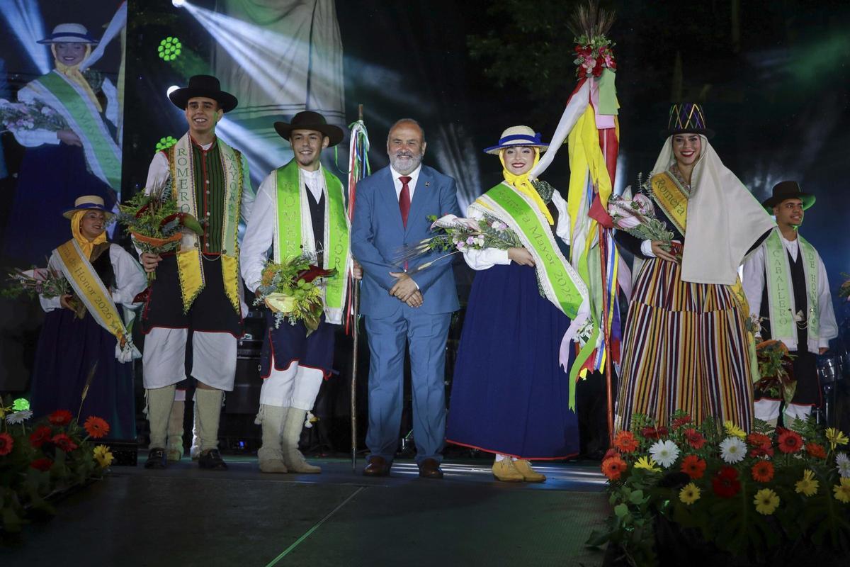 Escolástico Gil, en el centro, junto a la Romera y el Romero Mayor de las Fiestas de La Esperanza