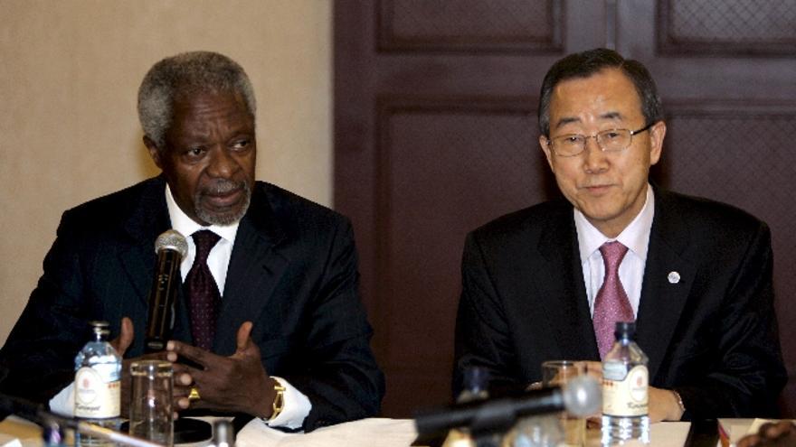 El secretario general de las Naciones Unidas, Ban Ki-moon conversa con su predecesor Kofi Annan en un hotel de Nairobi.