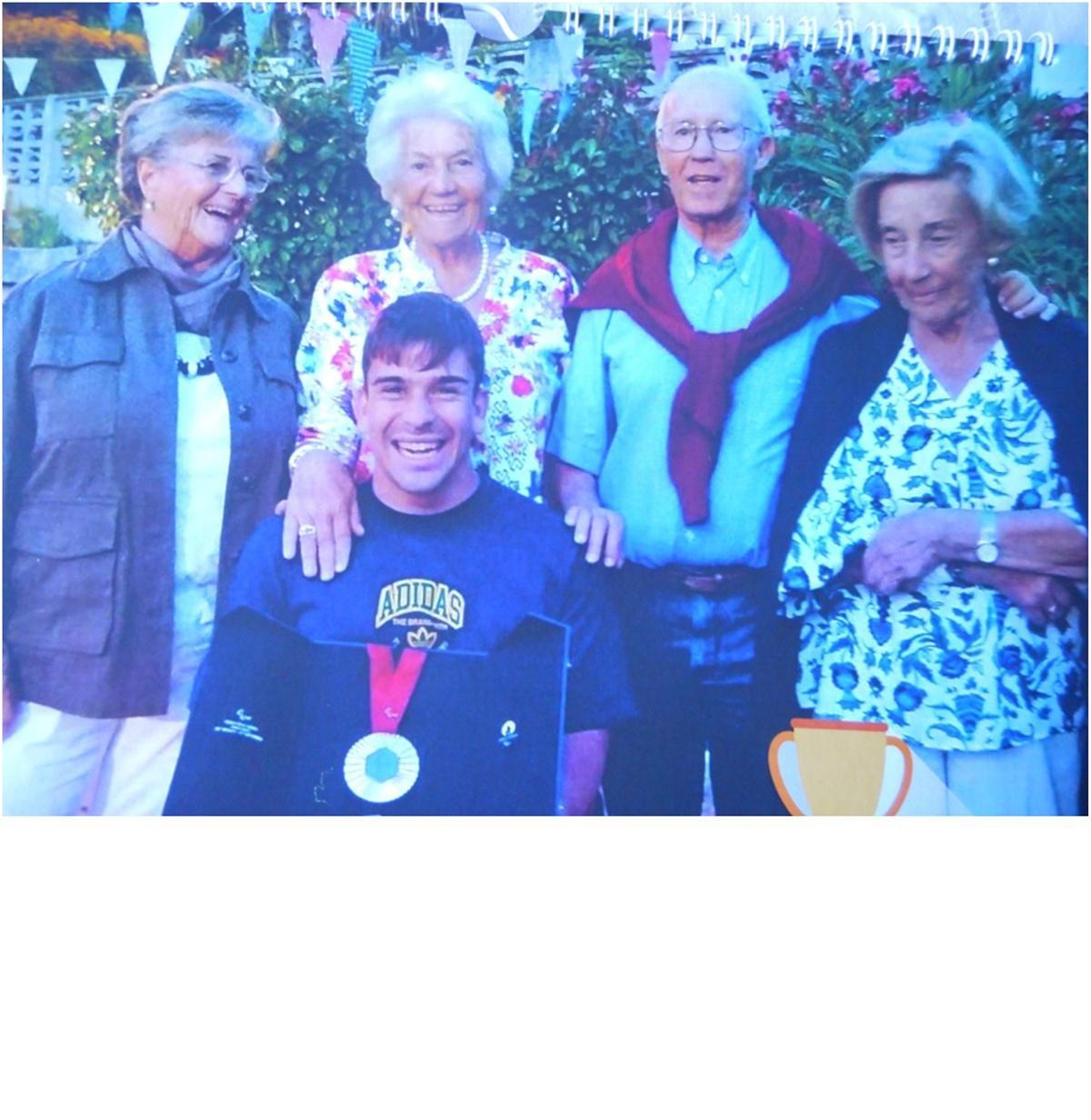 Geles, con sus manos en los hombros de Martín de la Puente.