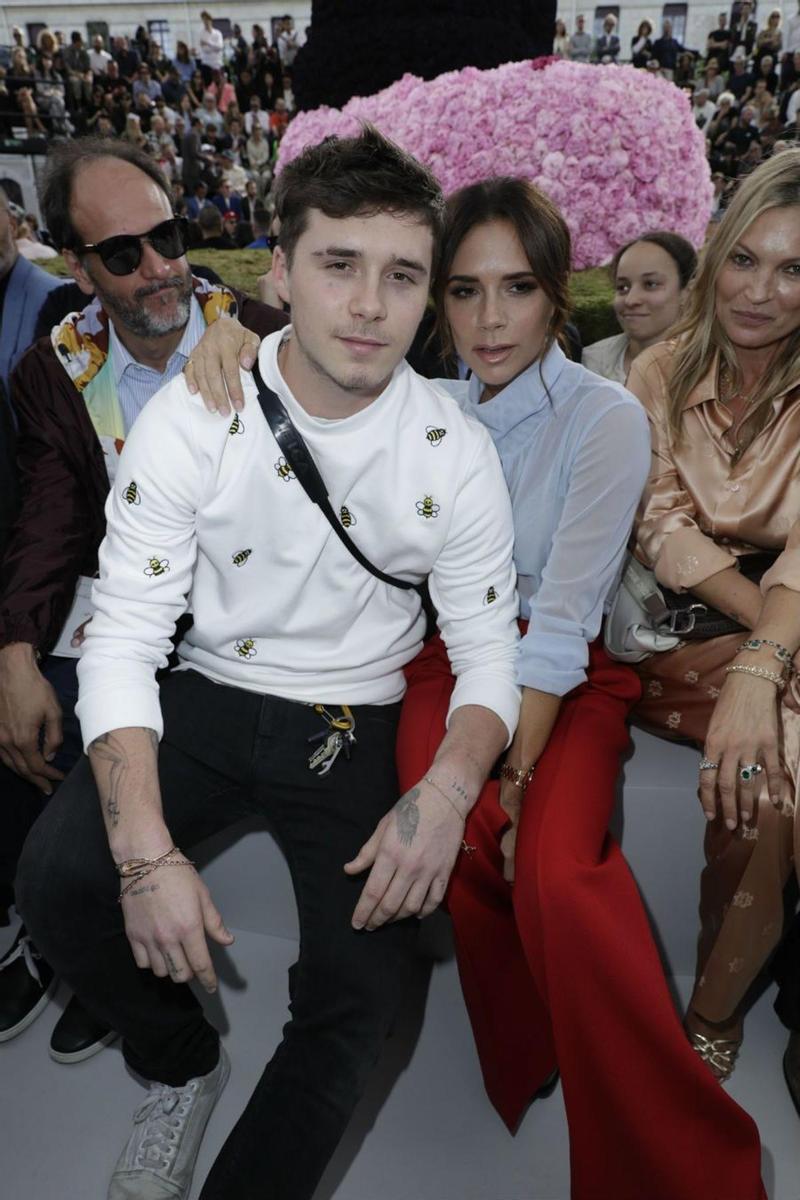 Victoria Beckham junto a su hijo Brooklyn en el desfile de Dior Homme en París