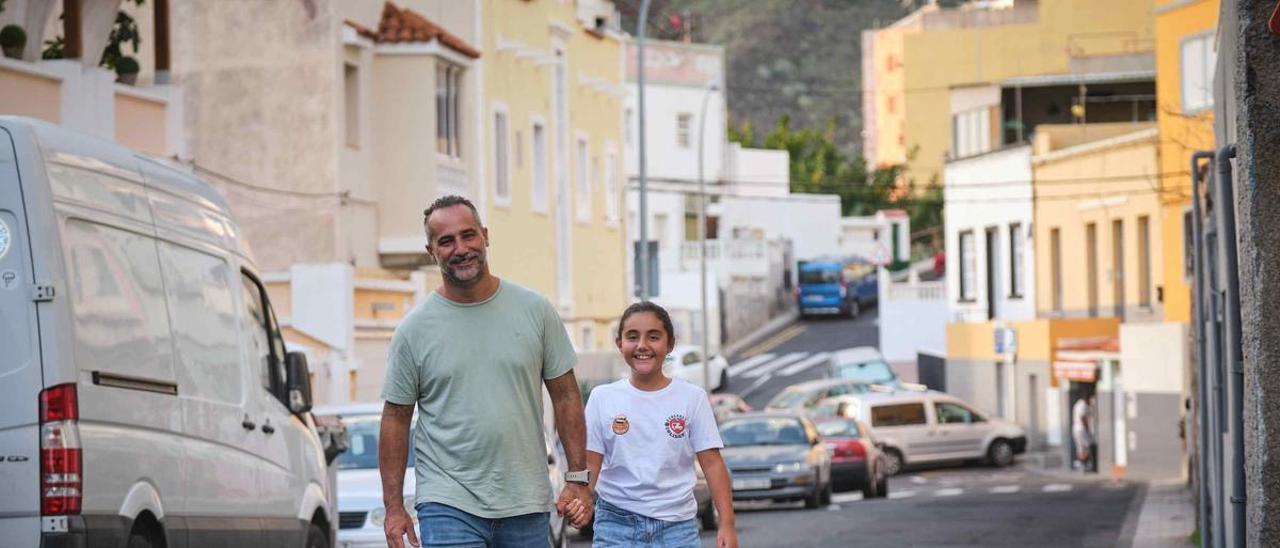 Jonay Cuesta pasea junto a su hija Lucía por Barrio Nuevo.