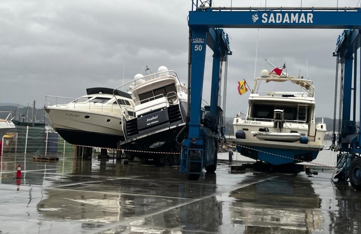 Los fuertes vientos provocan desperfectos en los puertos de Miño y Sada