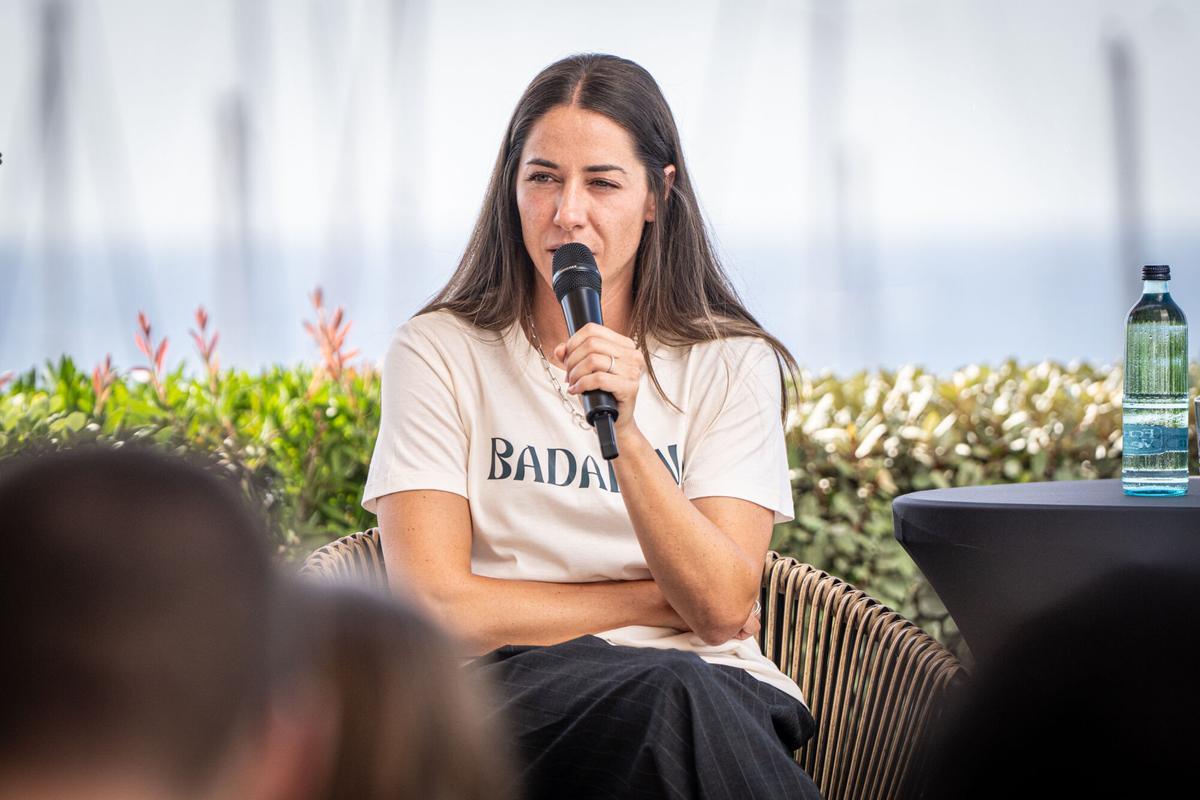 Presentación de Vicky Losada como nueva jugadora del CF Badalona en un acto celebrado en Badalona, el 14 de julio de 2026. Fútbol femenino. AUTOR: Manu Mitru | EPC