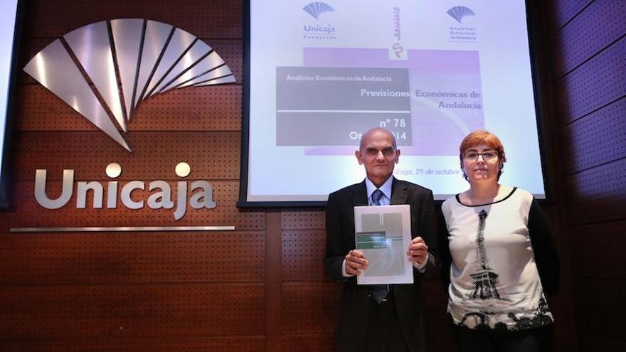 Francisco García Navas y Felisa Becerra, ayer en la presentación del informe de AEA en Unicaja.