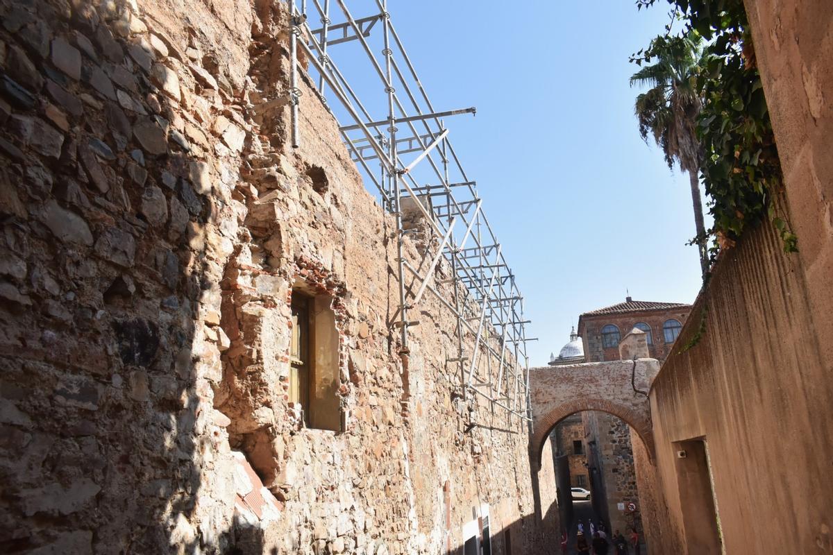 Obras en la muralla cacereña, en el adarve que une la Torre de la Yerba con el Arco de la Estrella.