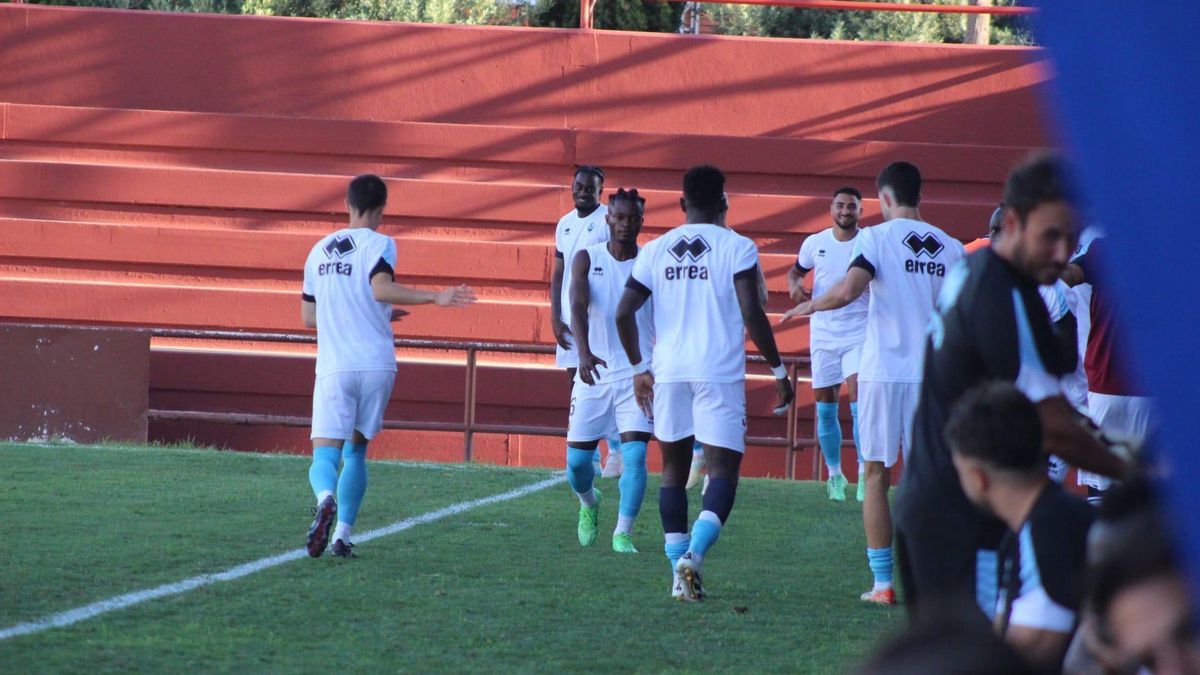 Futbolistas del Castellón calentando durante el último amistoso.