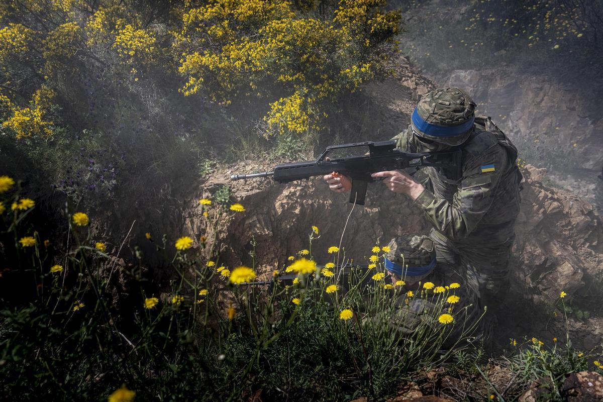 Los que pasan por el Empordà no son miembros de tropas especiales, ni paracaidistas, ni boinas verdes, pero sí son parte de la élite en el frente.