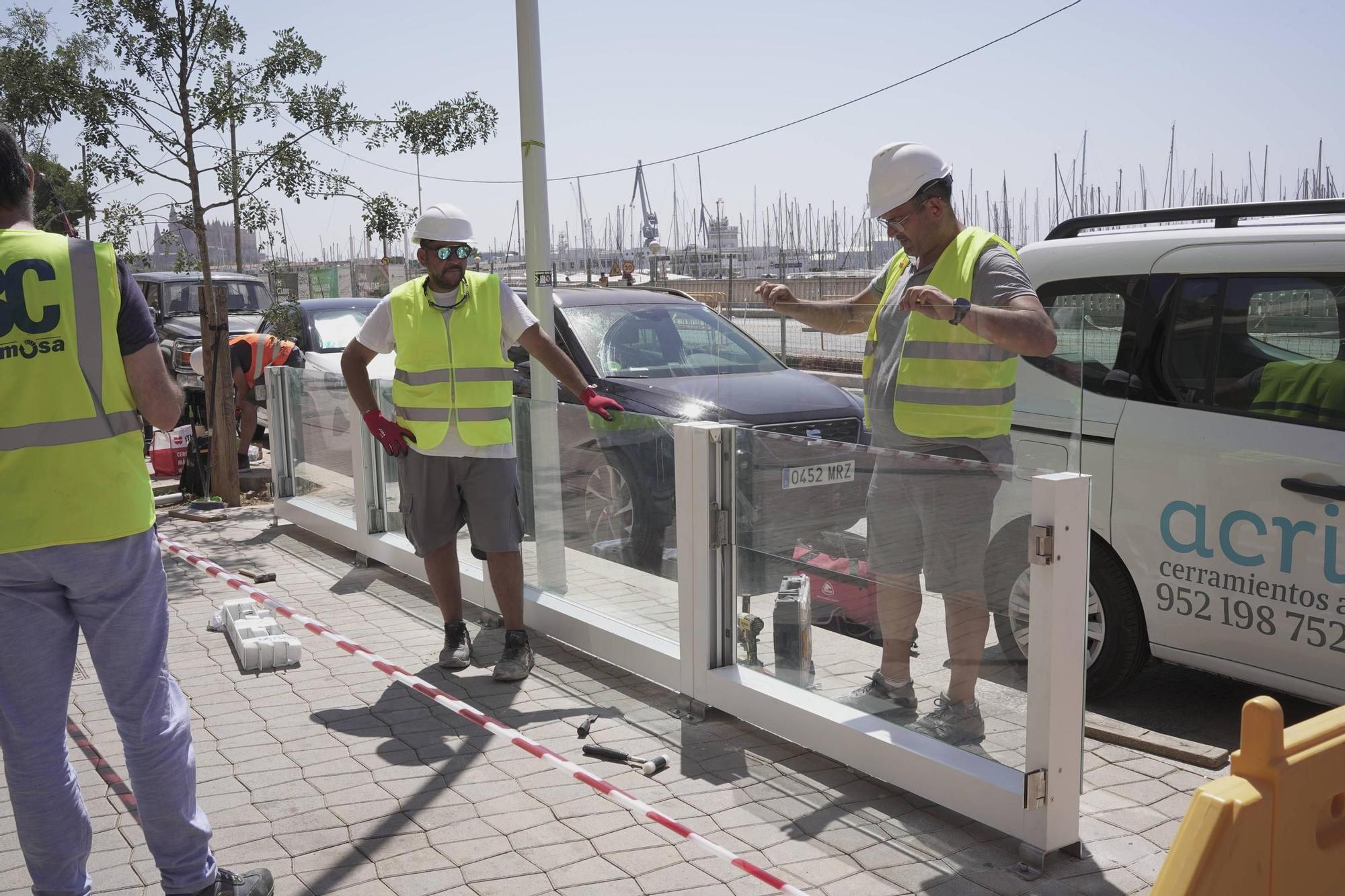 Colocan las nuevas mamparas del Paseo Marítimo de Palma: &quot;Ahora caben menos mesas&quot;