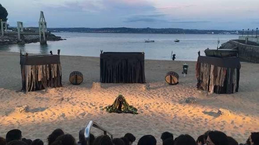 Noche de teatro clásico frente al mar en la playa de San Amaro