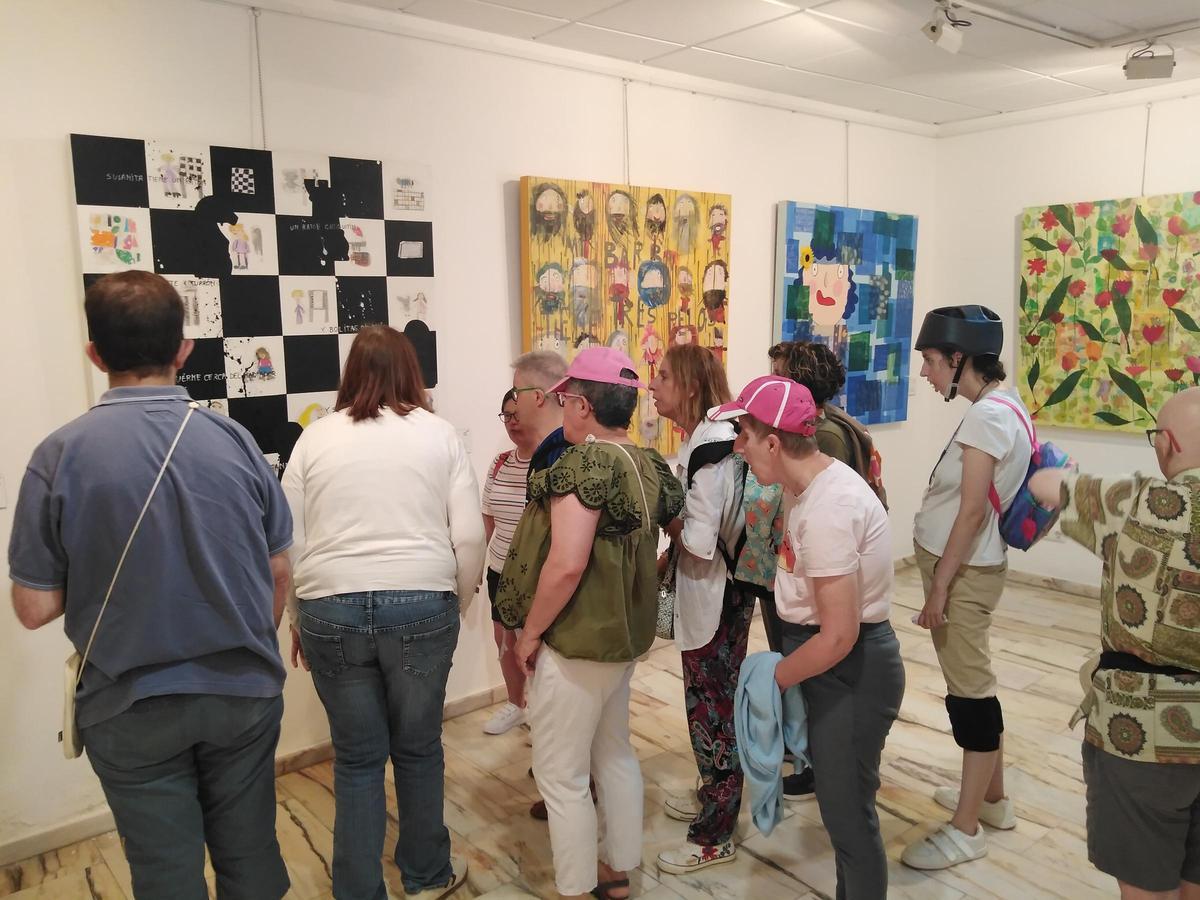 Visita de los autores de los cuadros a la exposición en la Casa de Cultura de Tineo.