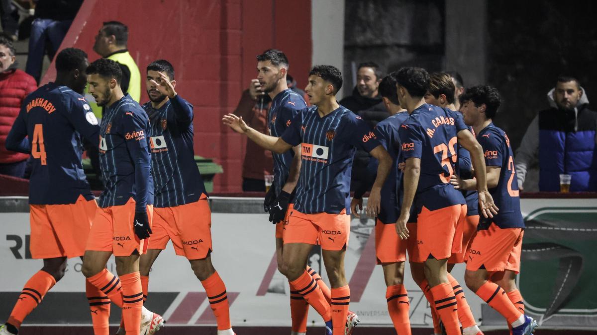 Los jugadores del Valencia celebran el primer gol del equipo ante el Arosa.