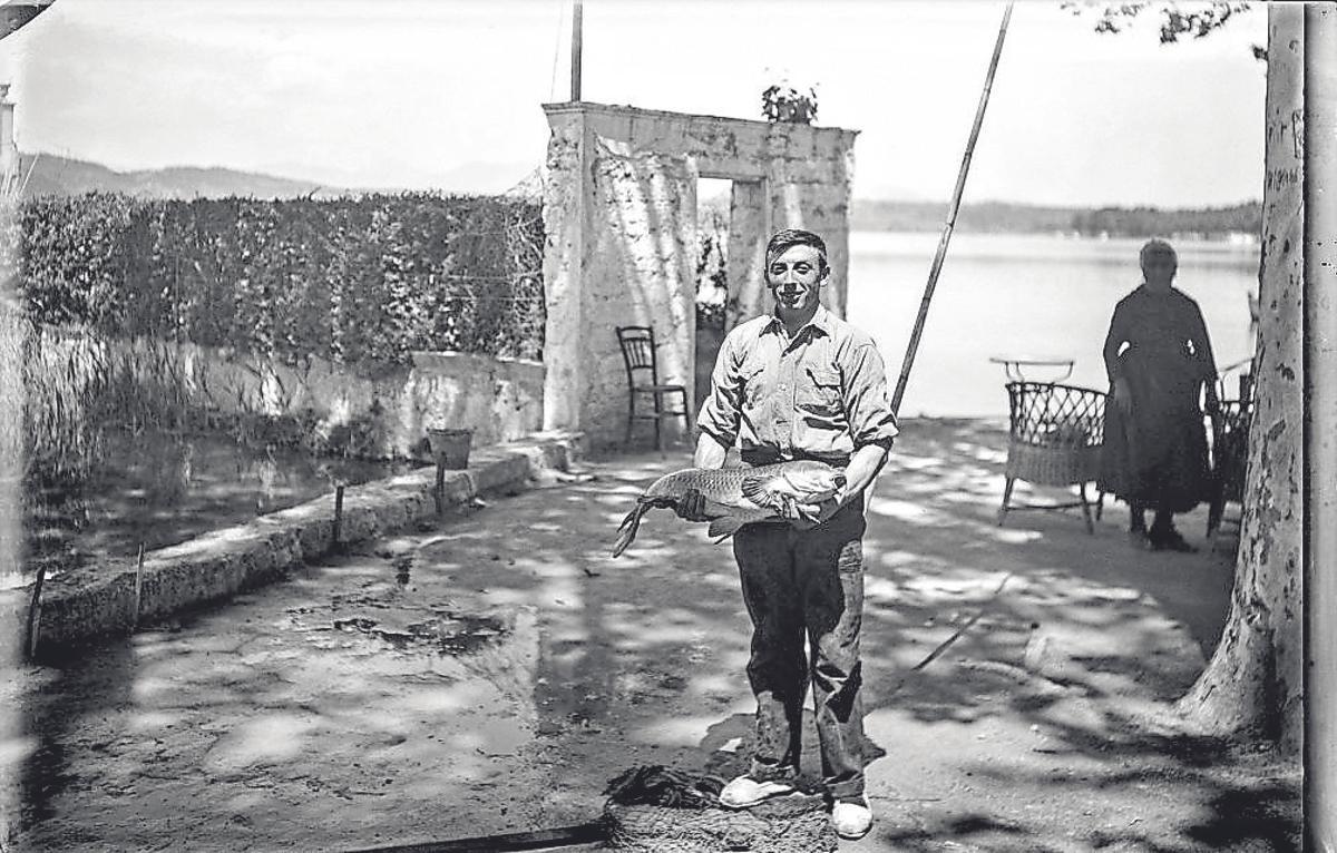 Un jove Josep Roura Puigblanquer (en Pepet Lero), amb una de les seves carpes gegants, davant de la pesquera d’en Butinyà.