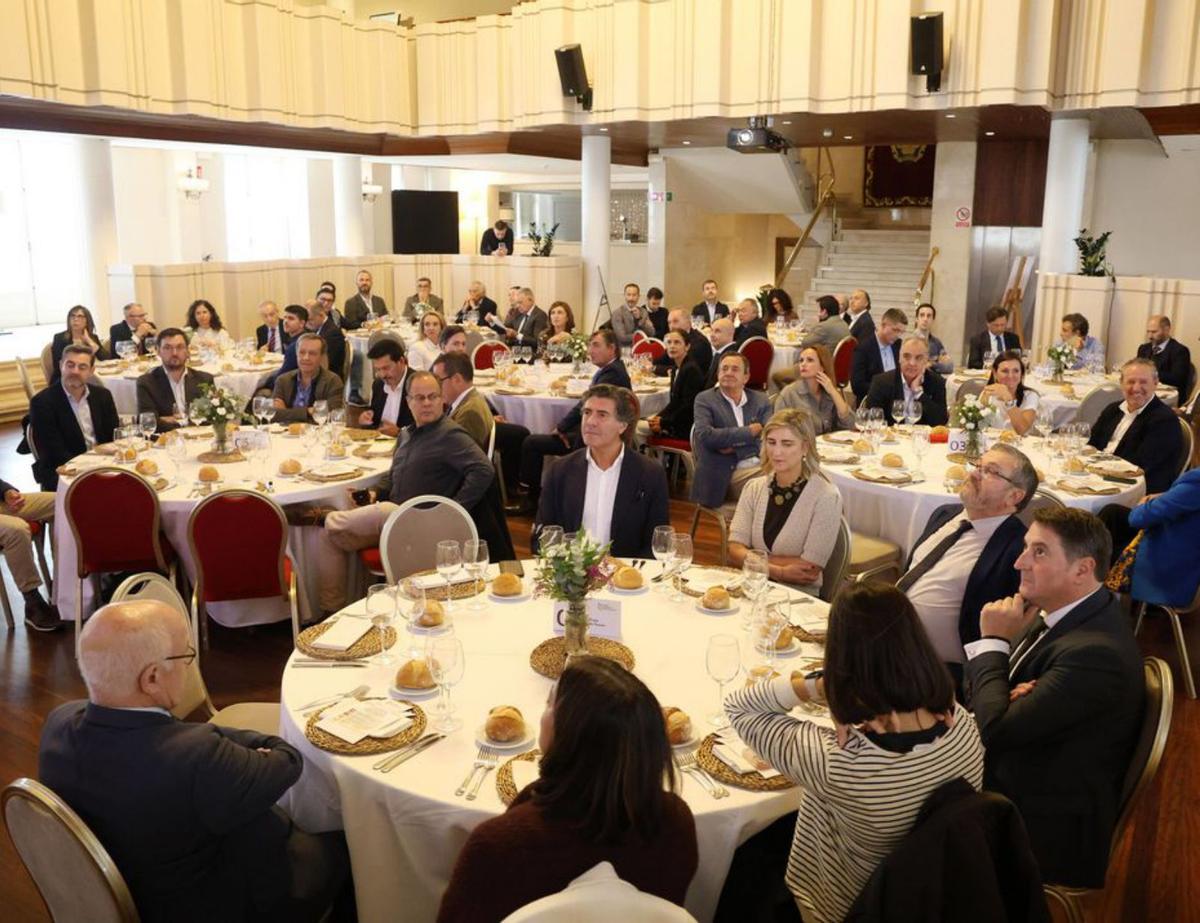 La conselleira, Ángeles Vázquez Mejuto, junto al resto de ponentes en el casino. | Gustavo Santos