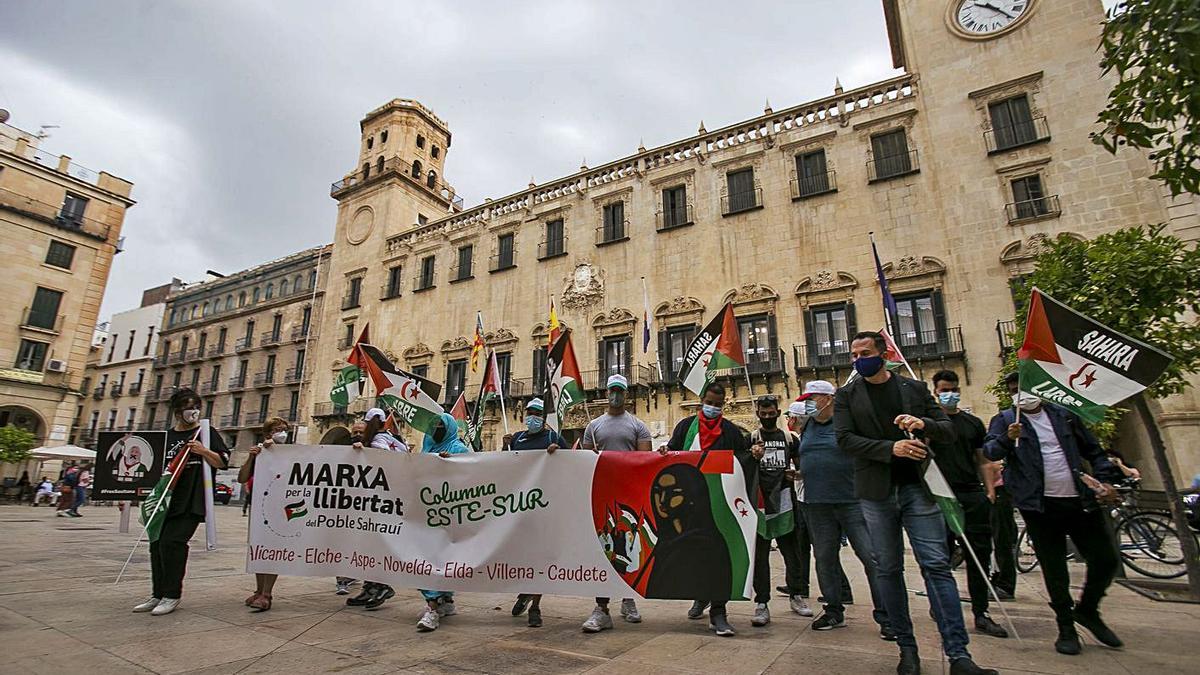 La protesta se inició a las puertas del Ayuntamiento, a la vez que irrumpió la tormenta. | HÉCTOR FUENTES