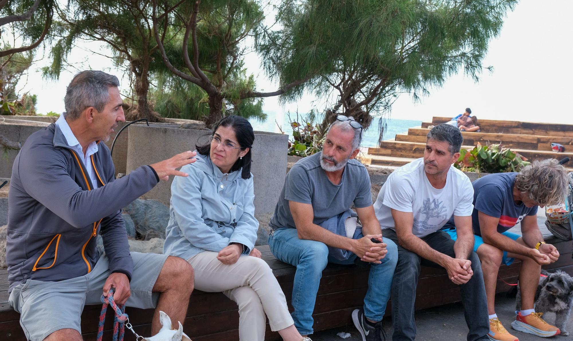 Encuentro de Carolina Darias con surfistas en la zona del Lloret