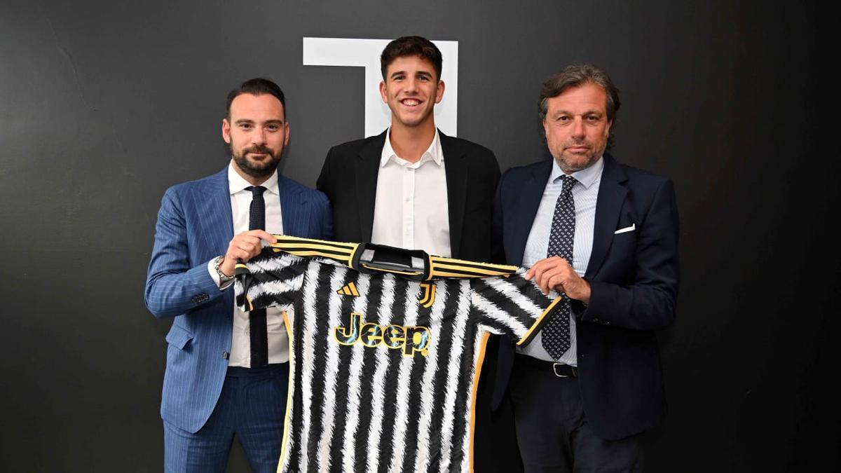 Facundo González, en su presentación con la Juventus