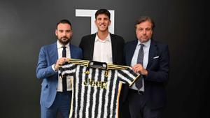 Facundo González, en su presentación con la Juventus