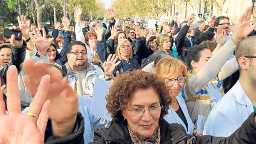 Concentración de protesta en el hospital Clínico.