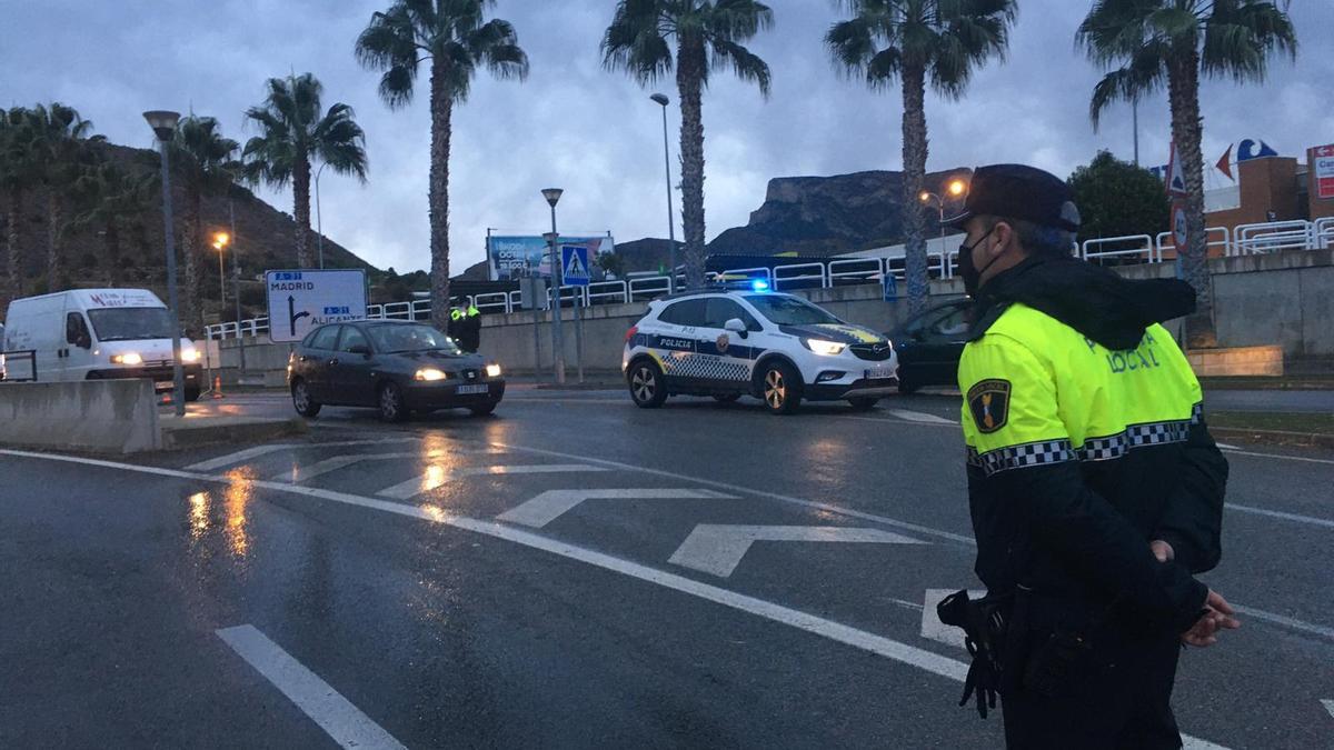 Un agente de la Policía Local de Petrer supervisando uno de los accesos a la localidad.