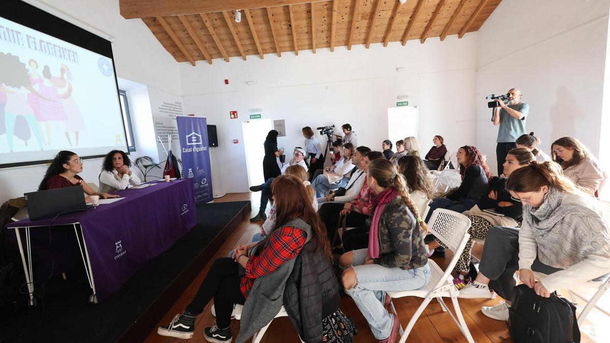 Presentación del proyecto 'Dones que floreixen', en el Casal de Igualdad de Ibiza