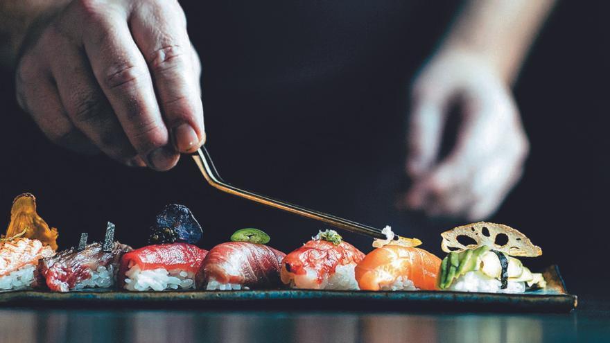 La lujosa presentación y la original forma de servir los platos al cliente y los utensilios forman parte de la nueva gastronomía de lujo que se ha implantado en la isla. 