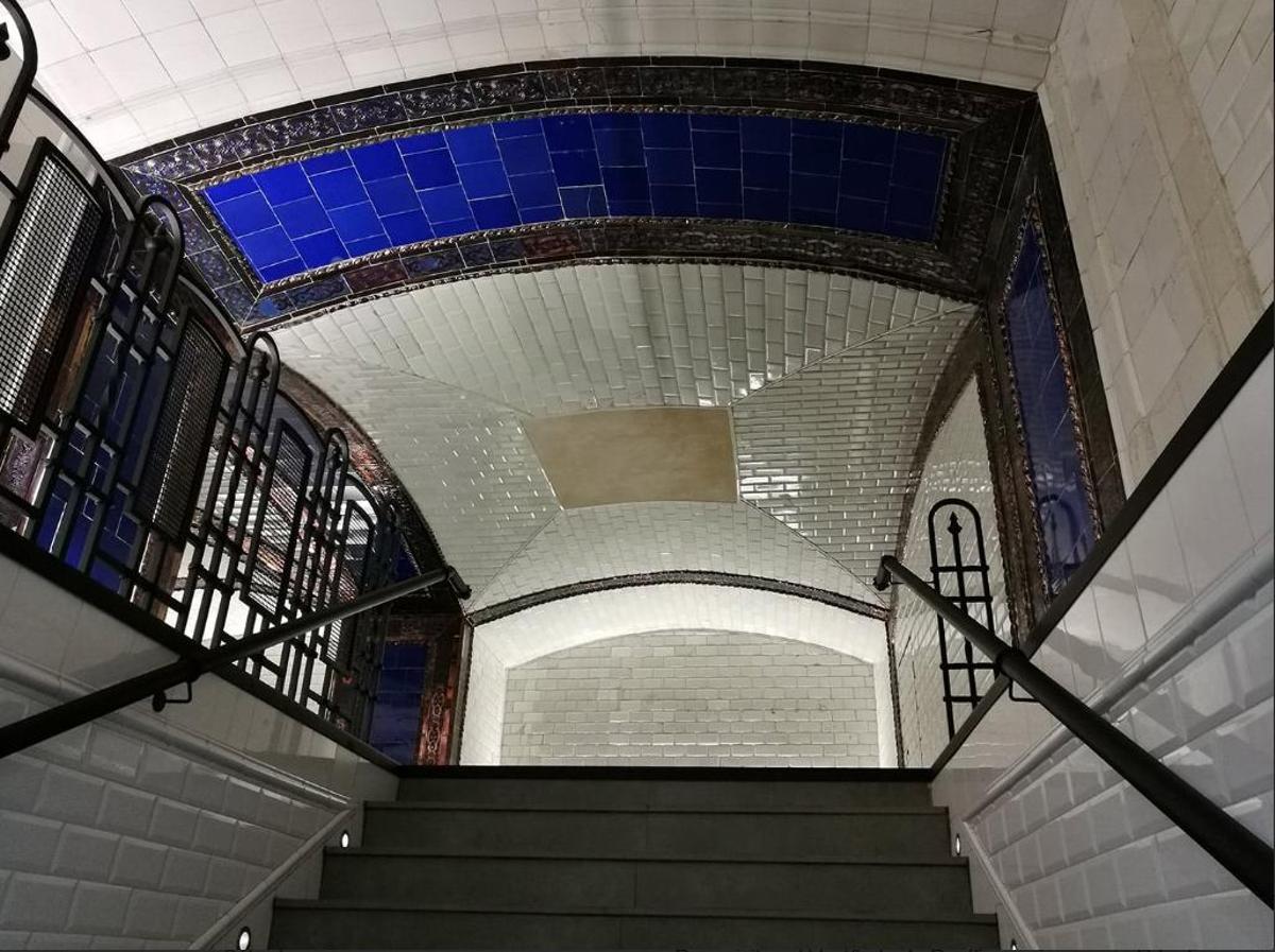 Las escaleras nos permiten acceder al vestíbulo histórico que puede visitarse desde 2019 con reserva previa