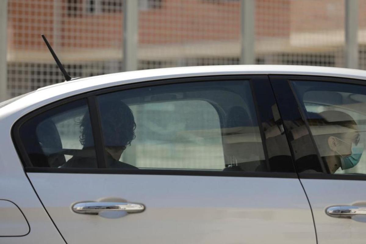 Joan Gual de Torrella, sentado en la parte de atrás, ha sido trasladado desde la Comandancia de la Guardia Civil hasta la sede de la Autoridad Portuaria.