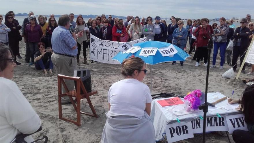 Extranjeros residentes en la zona del Mar Menor realizan una sentada para mejorar su situación.