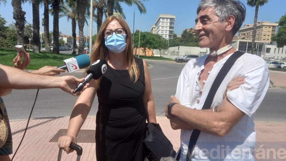 La abogada del acusado y este defendieron su inocencia a la salida de la Ciudad de la Justicia.