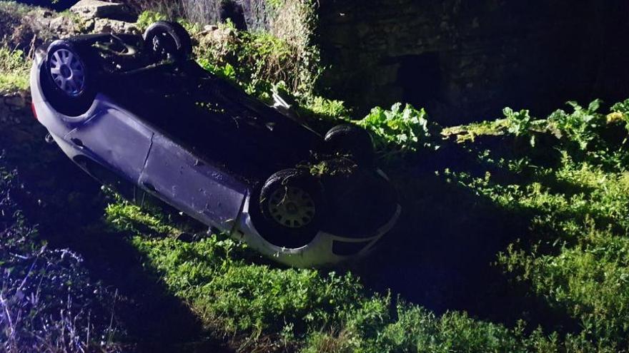 Un coche volcado en Catoira, ayer.