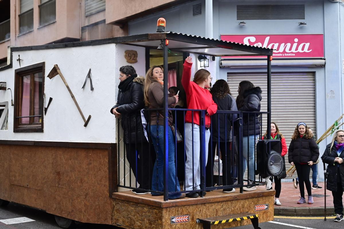 Las collas lucen sus carros engalanados por toda Castelló