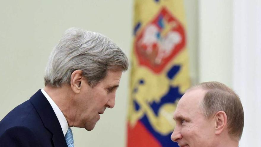 Kerry y Putin se saludan al comienzo de su encuentro en el Kremlin.