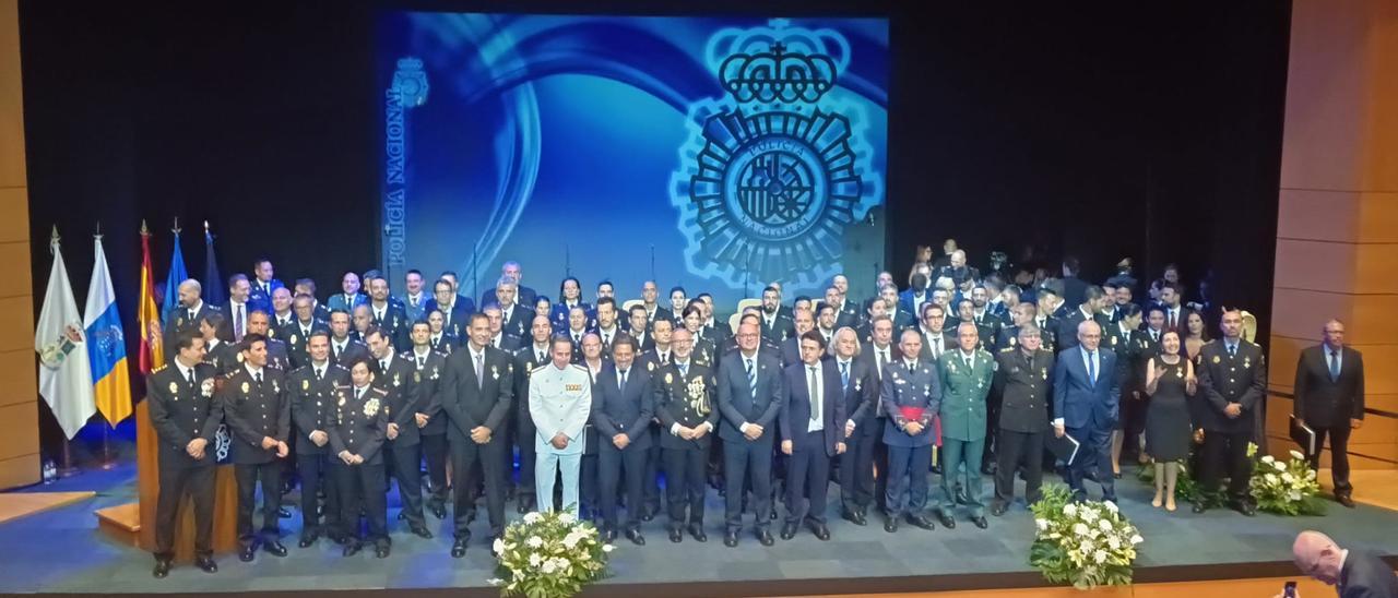 Foto de familia de las 82 personas condecoradas y las autoriades civiles, militares y judiciales.