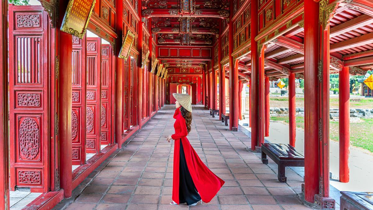 La antigua ciudad imperial de Hue conserva palacios, pabellones y pasillos ceremoniales que recuerdan el pasado dinástico de Vietnam.