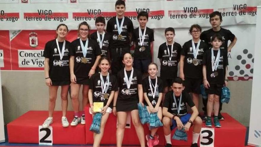 Jugadores del Bádminton A Estrada con sus medallas.