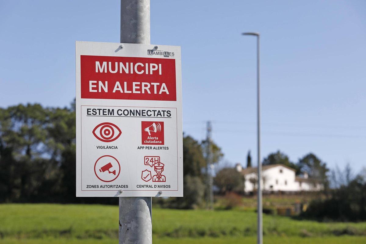 Un cartell a Llambilles.