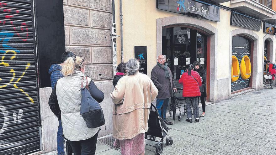 Los sindicatos aplauden el «masivo» seguimiento en el paro de dos horas de la banca |