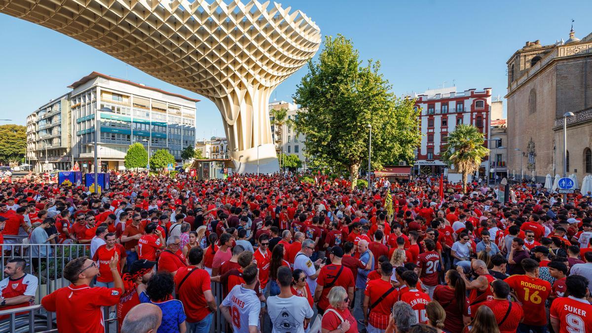Miles de sevillistas bajo el lema -El Sevilla somos nosotros- se han manifestado este jueves por las calles del centro de la capital andaluza para pedir la dimisión del Consejo de Administración del Sevilla FC y de su presidente, José María del Nido Carrasco