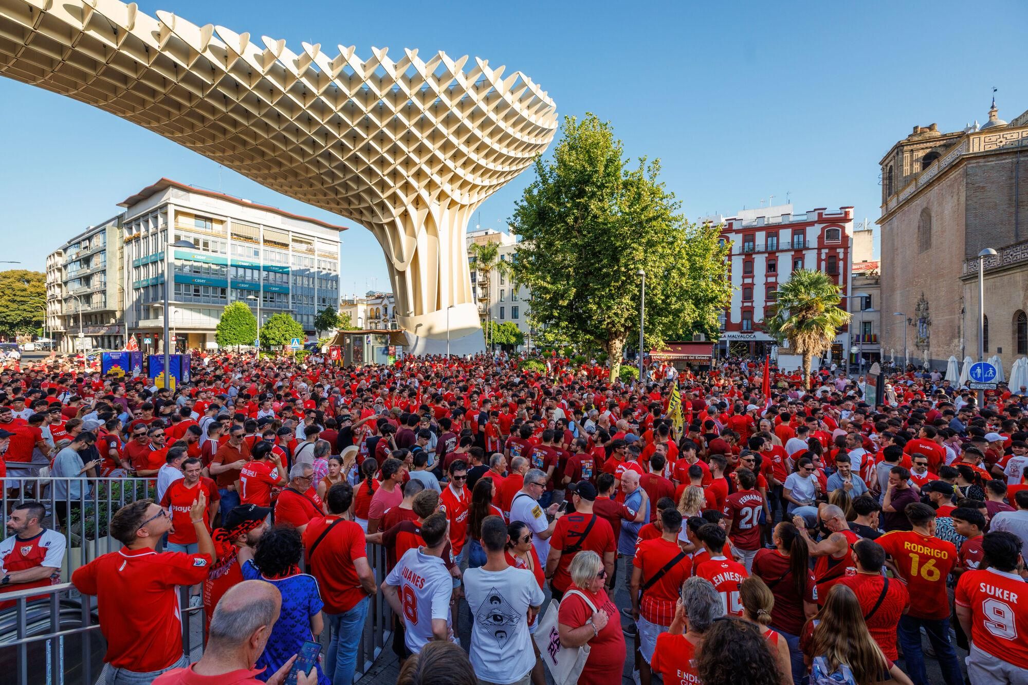 SEVILLA, 26/06/2025.- Miles de sevillistas bajo el lema -El Sevilla somos nosotros- se han manifestado este jueves por las calles del centro de la capital andaluza para pedir la dimisión del Consejo de Administración del Sevilla FC y de su presidente, José María del Nido Carrasco. EFE/Julio Muñoz